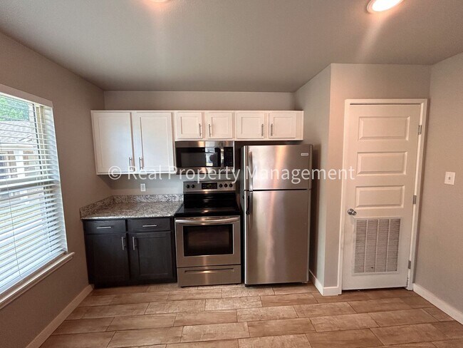 Foto del edificio - HALF OFF MOVE IN RENT!! 2 Bed 2 Bath Duplex close to Baptist Health