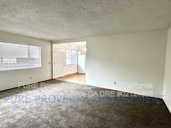 Building Photo - 102 Oak Lane