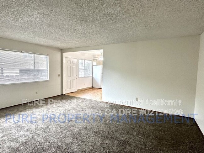 Building Photo - 102 Oak Ln