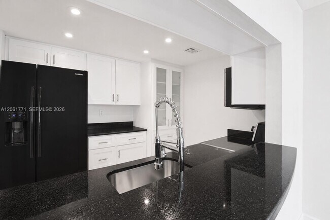 Foto del edificio - 7601 E Treasure Dr