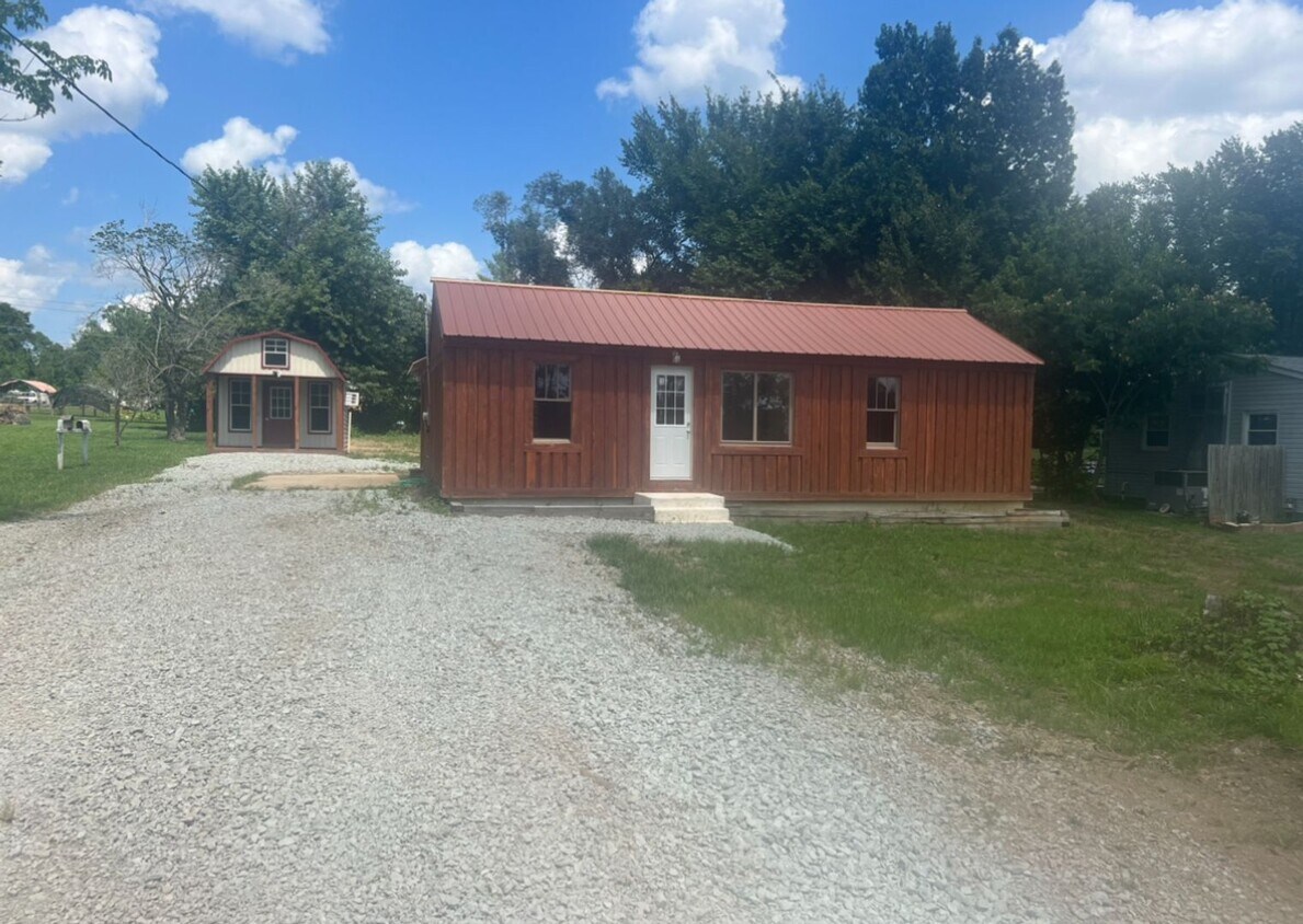 Foto principal - Newly Renovated! - $1,295 Month / $1,900 Down