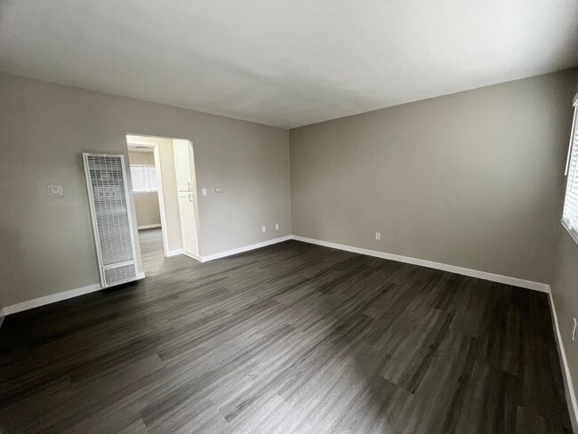 Building Photo - SPACIOUS 2 BEDROOM 1 BATH UPSTAIRS
