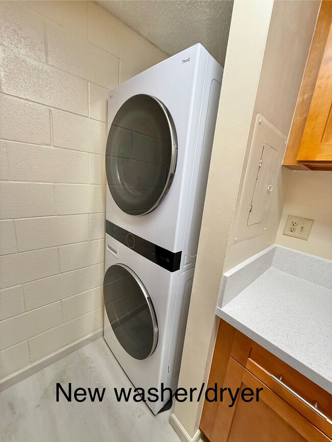 Building Photo - Luna-Liho Towers - fully renovated, washer...