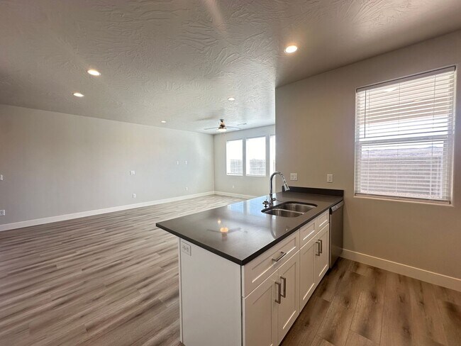 Building Photo - BRAND NEW 3 BEDROOM SAND HOLLOW TOWNHOME F...