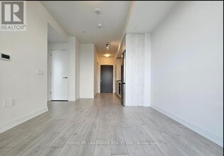 Building Photo - 5858 Yonge St