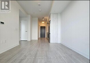 Building Photo - 5858 Yonge St