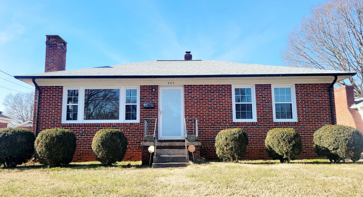 Primary Photo - Great 3 Bed 1 Bath in Burlington! COMING S...