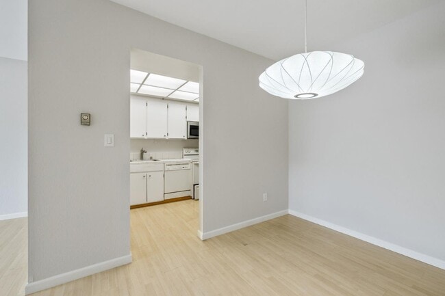 Building Photo - 525 Almer Rd