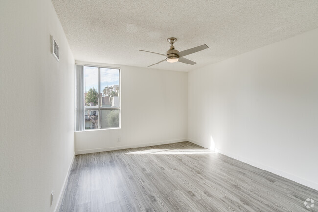 1BR, 1BA - 750SF - 526 Ardmore