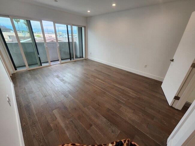 Building Photo - 6810 Simpson Ave