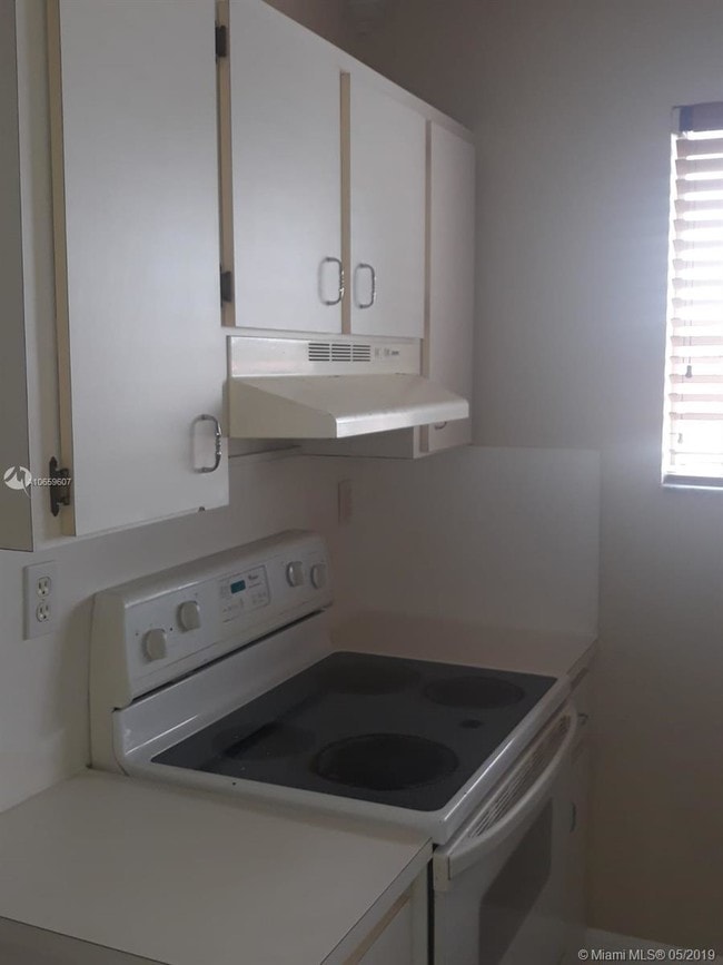 Foto del edificio - 10285 NW 80th Ct