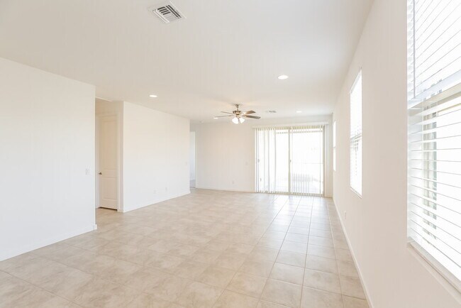 Building Photo - 17484 W Sunnyslope Ln