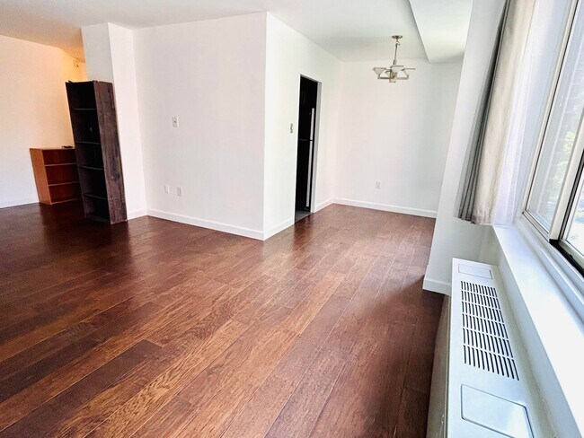 Foto del edificio - 4000 Tunlaw Rd NW