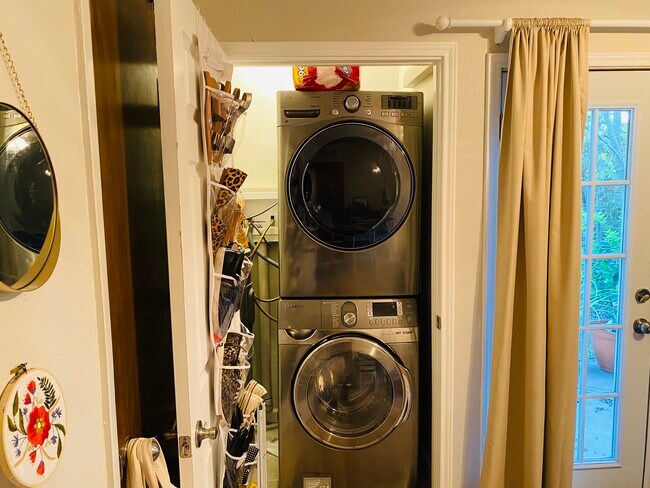 In unit washer/dryer - 4933 Curzon Ave
