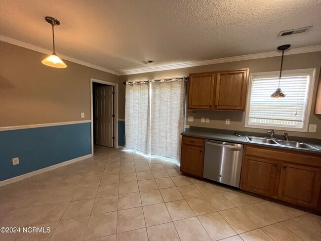 Building Photo - 206 Honeysuckle Dr