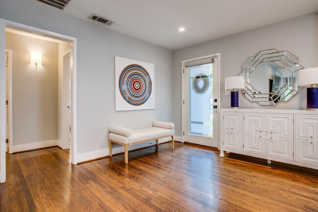 Foto del edificio - 7314 Kaywood Dr