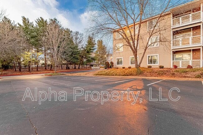 Building Photo - 220 Elm St