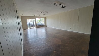 Building Photo - 103 W Oak St