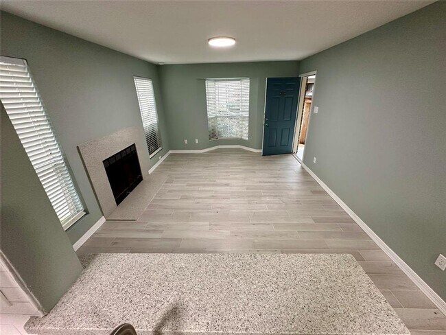 Building Photo - 3900 Woodchase Dr