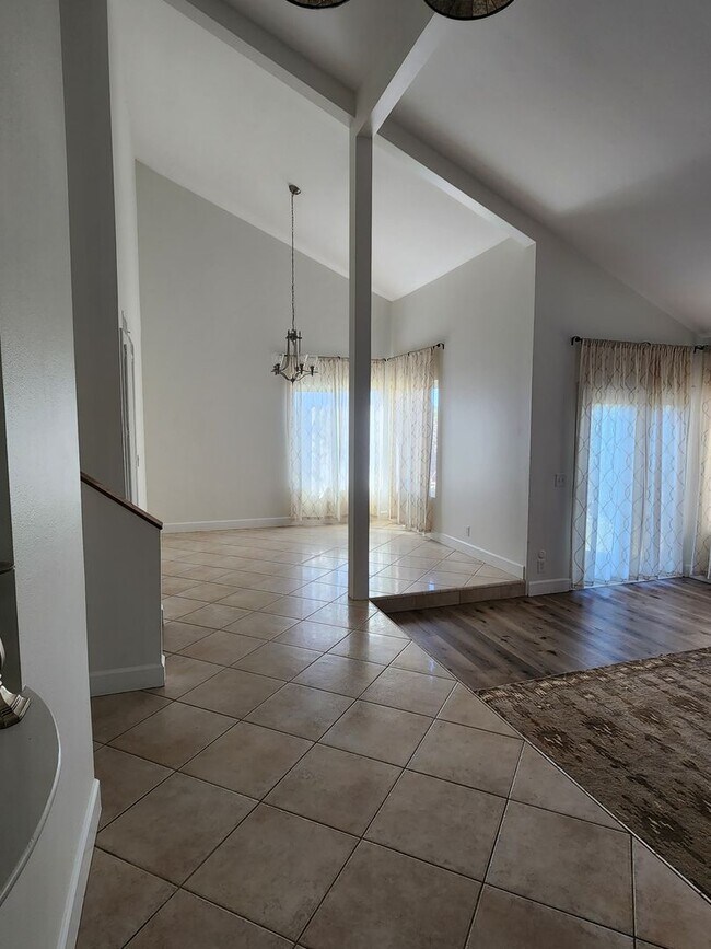 Foto del edificio - FOR RENT East End VENTURA 5 + 3
