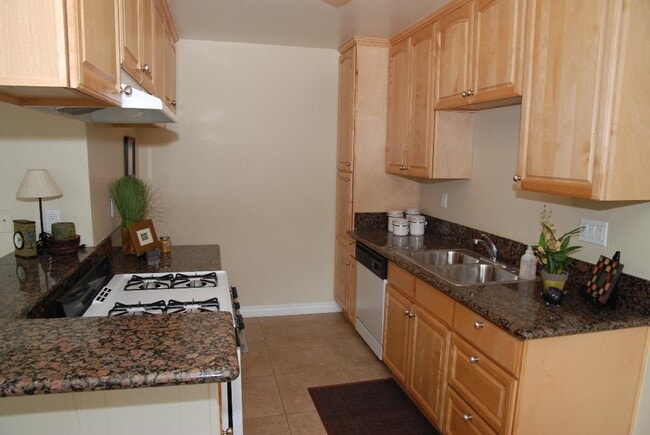 Building Photo - The Walnut Avenue Apartments