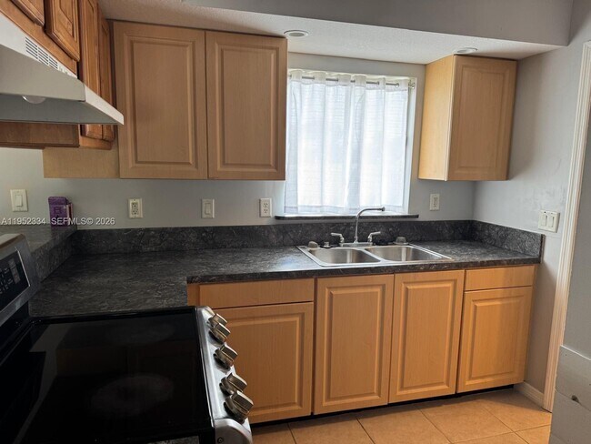 Foto del edificio - 910 SW Airoso Blvd