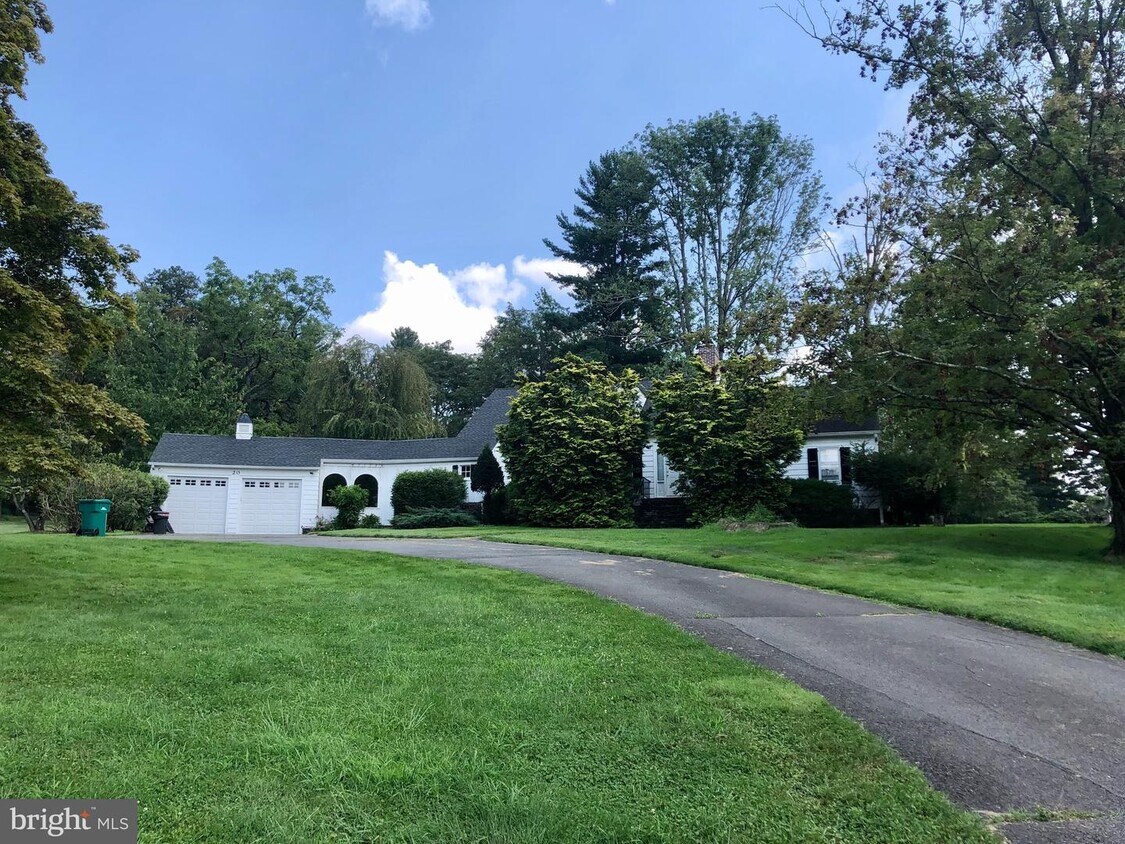 Primary Photo - 20 Battlebrook Ln