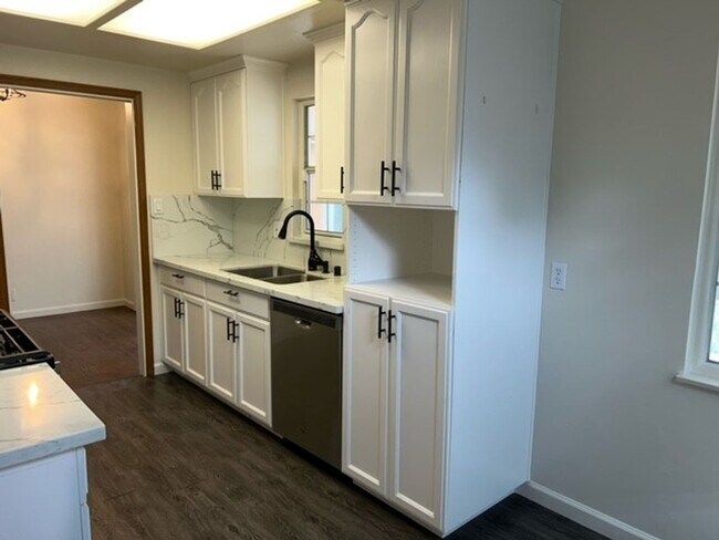 Foto del edificio - Central heat and air. Real hardwood floors.