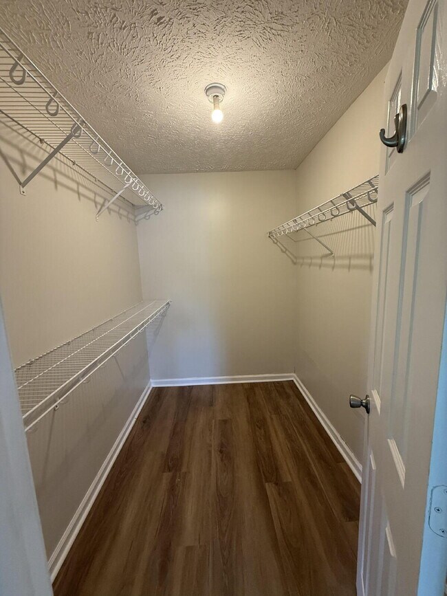 Foto del edificio - Charming 3-Bedroom Bloomingdale Retreat on over 1 acre!