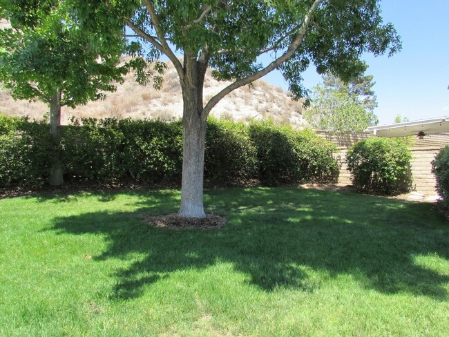 Building Photo - Gorgeous Private  Townhome on Cul-de-Sac--...