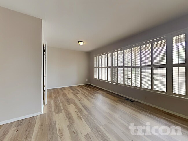 Foto del edificio - 1045 Crown Dr