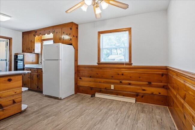 Foto del edificio - 3BR/1.5BA Brick Ranch with Fireplace | Extra Storage | Hampton Near Shipyard & I-64