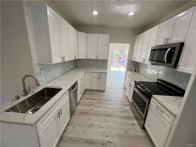 Foto del edificio - Welcome to this beautifully remodeled home