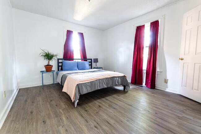 Building Photo - Atlanta Home, a 4 minute walk to bus stop Willingham Dr @ Colville Ave