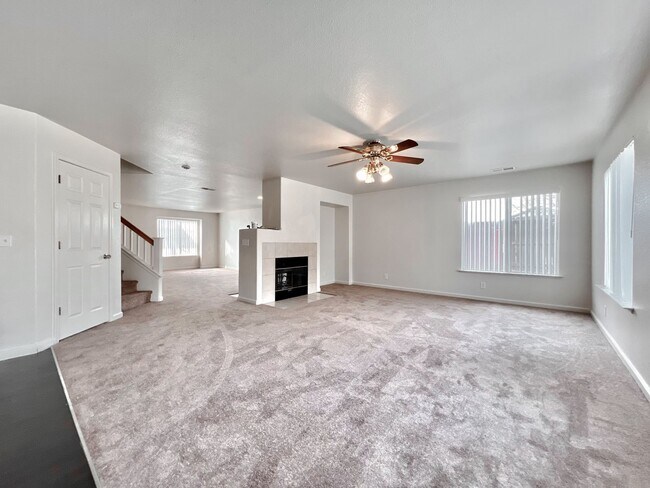 Building Photo - Large Hollister Home