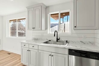 Building Photo - 1335 E Lester Dr