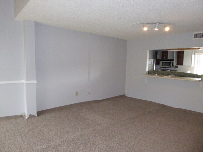 Building Photo - Available now with rent reduced! Sandy Cov...