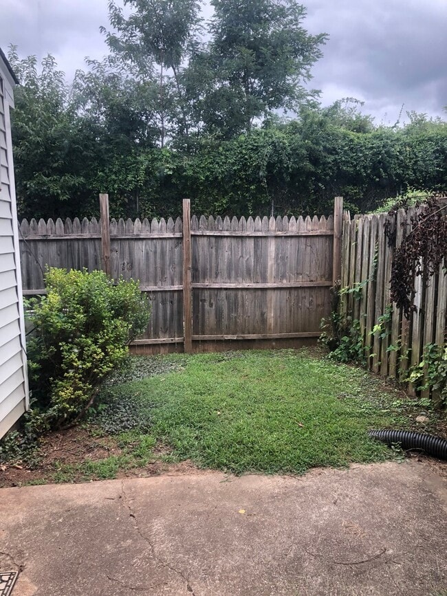 Building Photo - Spacious two bedroom townhome