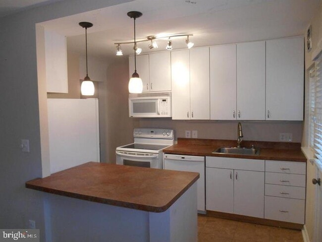 Building Photo - Charming Three-Level Fairlington Townhouse!