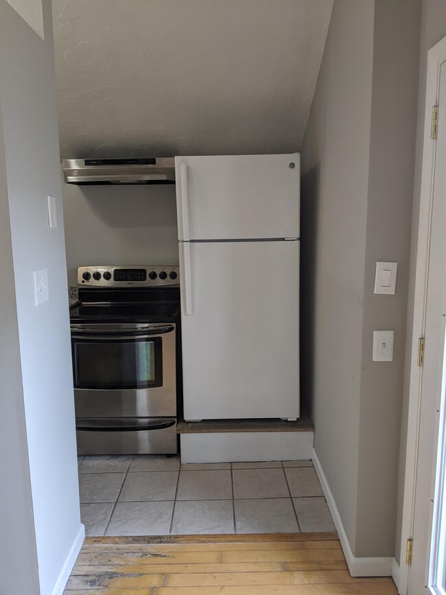 Building Photo - 406 W Maple St