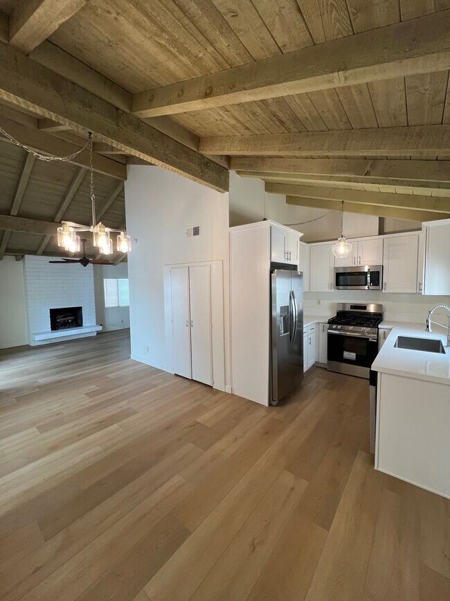 Foto del edificio - Beachside Living on Balboa Peninsula - Completely Renovated Upper Unit