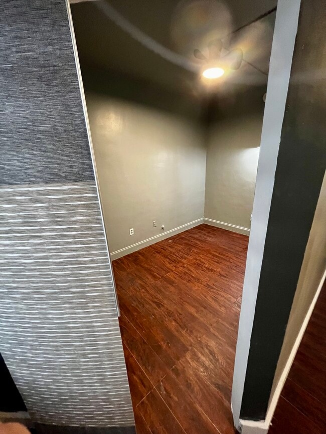 Foto del edificio - 8420 Byron Ave