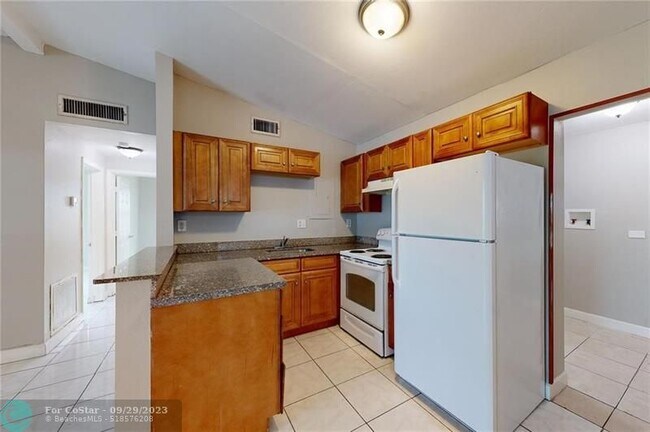 Building Photo - 525 SW 22nd Ave