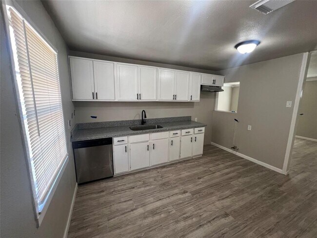 Foto del edificio - 2817 Rosemary Ln