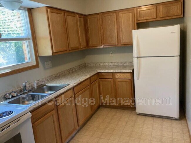 Foto del edificio - 1112 W Main St