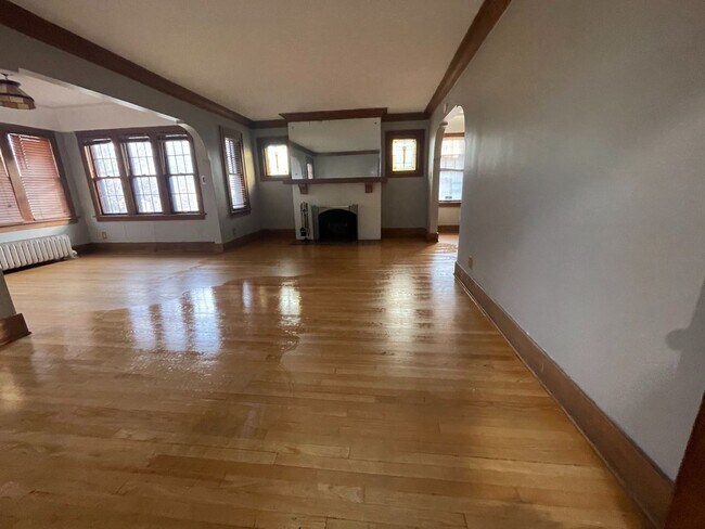 Foto del edificio - 2871-2873 N Sherman Blvd -Duplex
