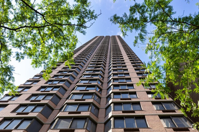 Building Photo - 245 E 39th St