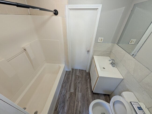 Building Photo - 1011 Reynosa St