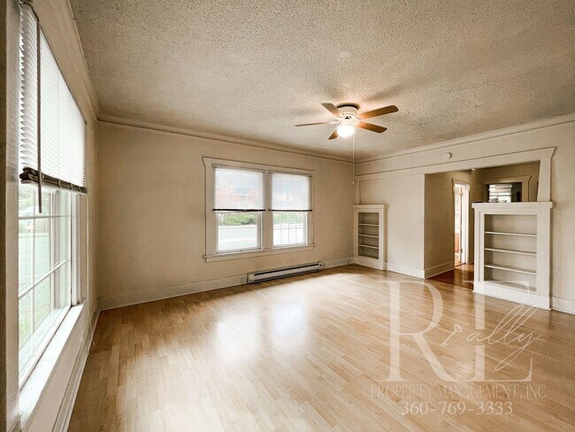 Building Photo - Very Large 3 Story Home Next to Community ...