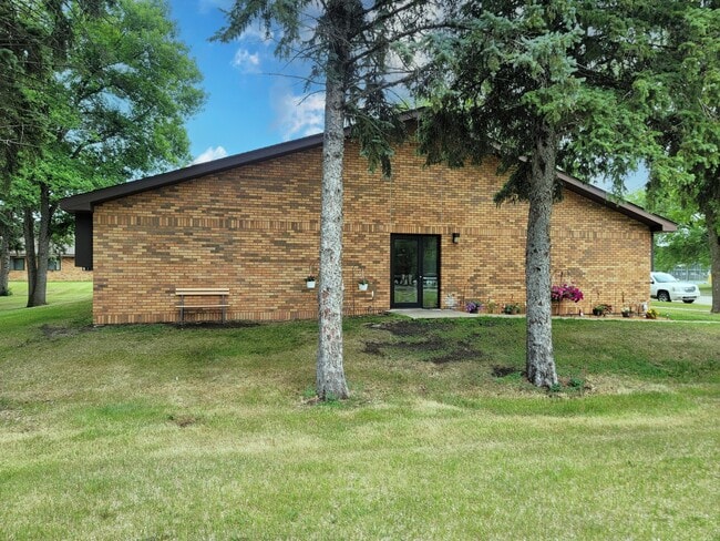 Foto del edificio - Valley Pines Apartments